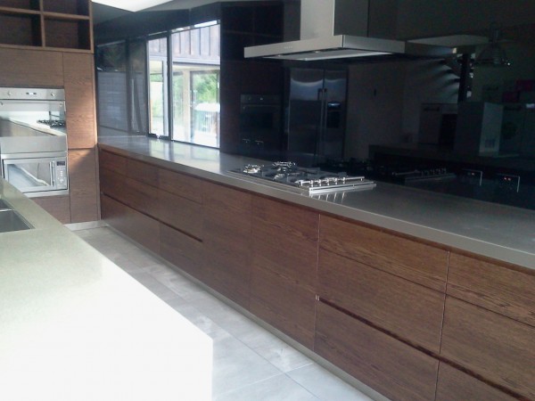 <span>Oak Kitchen</span><i>→</i>