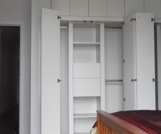 <span>Wall Wardrobe</span><i>→</i>