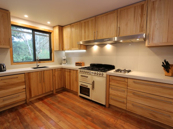 <span>Eucalyptus Country Style Kitchen</span><i>→</i>