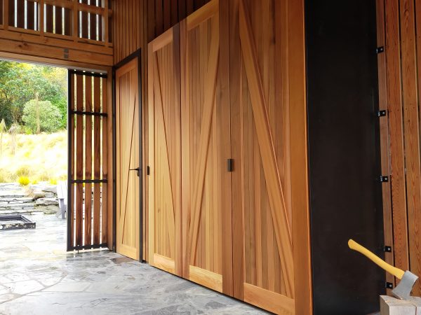 <span>Cedar Doors/ Wardrobe</span><i>→</i>